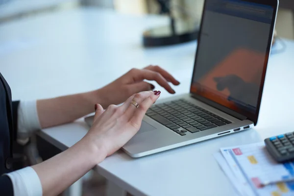 Mujer de negocios que trabaja en la computadora —  Fotos de Stock