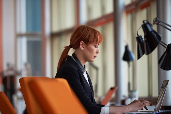 Mulher de negócios trabalhando no computador — Fotografia de Stock