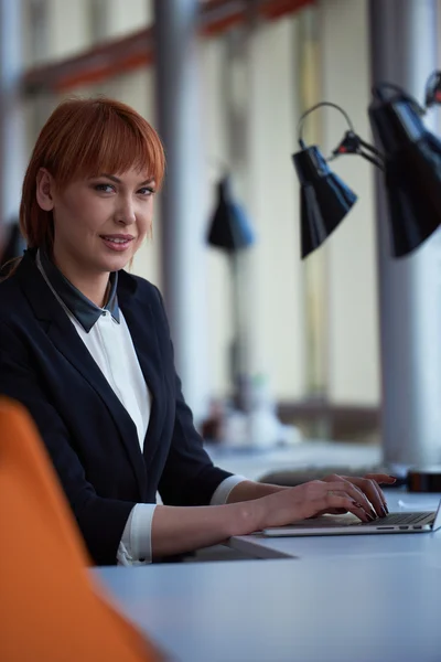 Zakenvrouw werken op de computer — Stockfoto