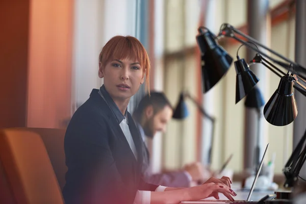 Donna d'affari che lavora al computer — Foto Stock