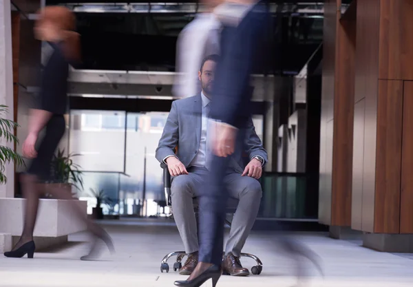 Geschäftsmann sitzt im Bürostuhl — Stockfoto