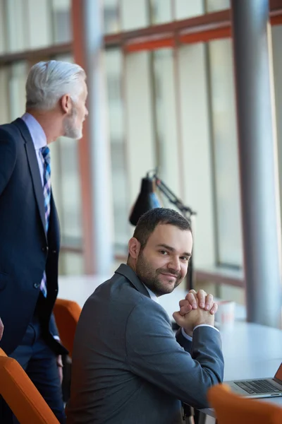 Affärspartners på kontor — Stockfoto