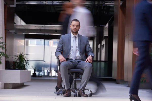 Biznesmen siedzący w fotelu biurowym — Zdjęcie stockowe