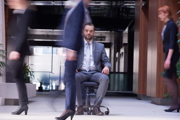 Empresario sentado en silla de oficina — Foto de Stock