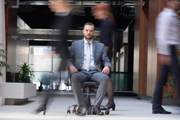 Biznesmen siedzący w fotelu biurowym — Zdjęcie stockowe