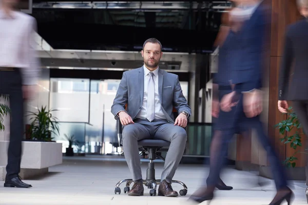 Geschäftsmann sitzt im Bürostuhl — Stockfoto