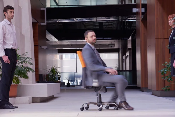 Empresário sentado na cadeira de escritório — Fotografia de Stock