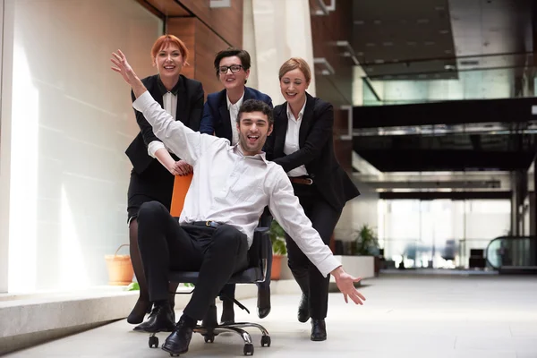 Gruppe von Geschäftsleuten, die Spaß haben — Stockfoto