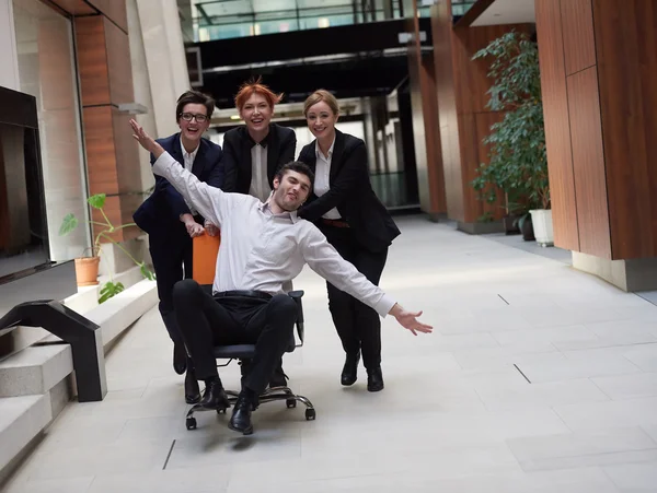Groep van mensen uit het bedrijfsleven plezier — Stockfoto