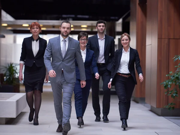 Mensen uit het bedrijfsleven lopen — Stockfoto