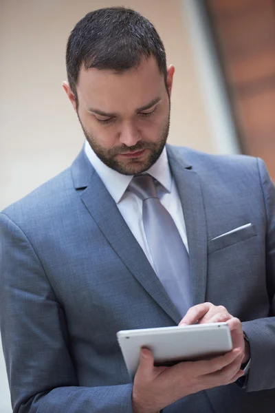 Tablet ile işadamı — Stok fotoğraf