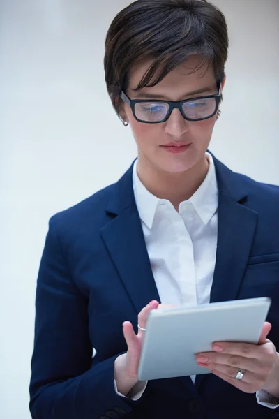 Affärskvinna som arbetar på Tablet PC — Stockfoto