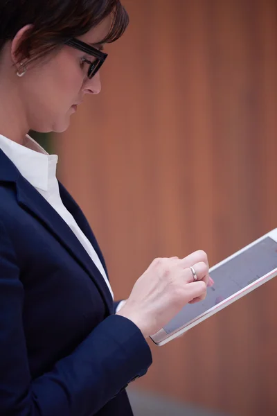 Geschäftsfrau arbeitet an Tablet — Stockfoto