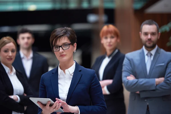 Gruppe von Geschäftsleuten im Büro — Stockfoto