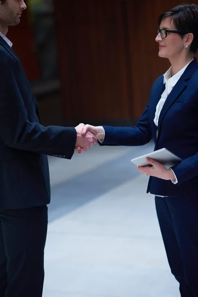 Empresario y mujer estrechando las manos —  Fotos de Stock