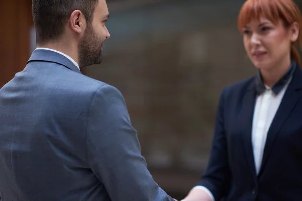 Empresario y mujer estrechando las manos —  Fotos de Stock