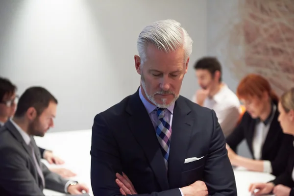 Hombre de negocios senior con su equipo en la oficina — Foto de Stock