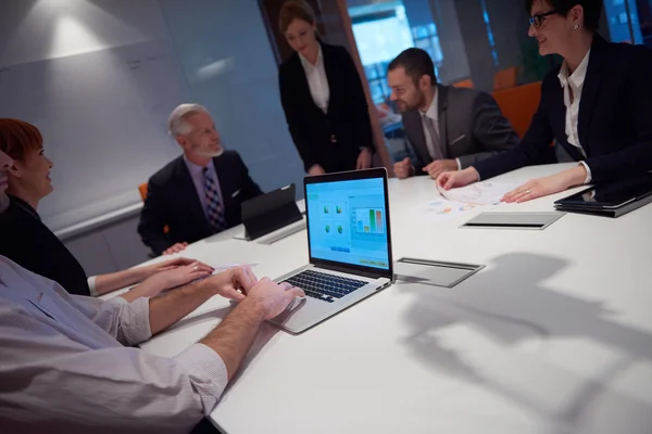 Groep van mensen uit het bedrijfsleven over de bijeenkomst van — Stockfoto