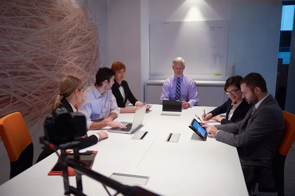 Groep van mensen uit het bedrijfsleven over de bijeenkomst van — Stockfoto