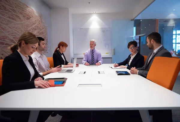 Groep van mensen uit het bedrijfsleven over de bijeenkomst van — Stockfoto