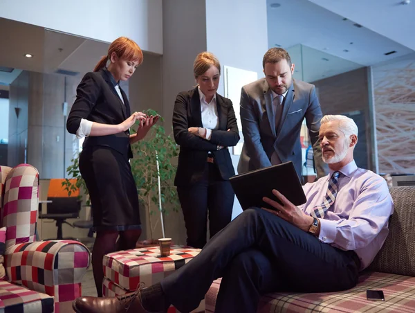 Grupp av affärsmän på mötet — Stockfoto