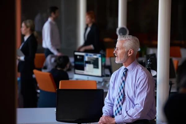 Senior-Unternehmer mit seinem Team im Büro — Stockfoto