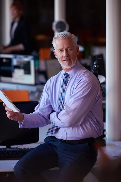 Senior affärsman med sitt team på kontor — Stockfoto