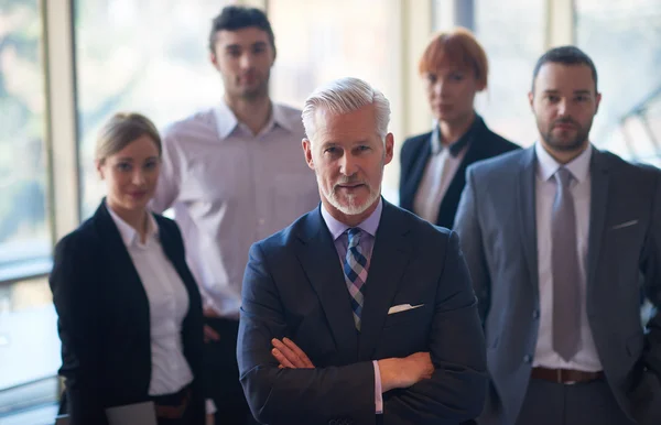 Senior Business Mann mit seinem Team — Stockfoto