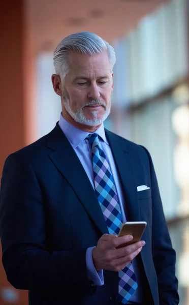 Senior affärsman prata på mobiltelefon — Stockfoto