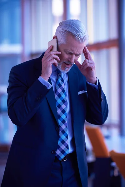 Homem de negócios sênior falar no telefone móvel — Fotografia de Stock