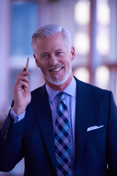 Senior homme d'affaires parler sur téléphone mobile — Photo