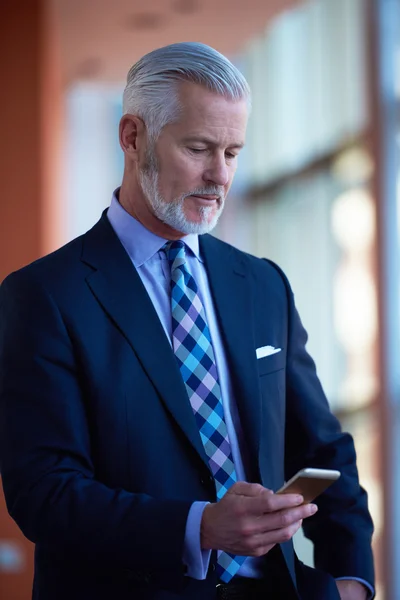 Senior affärsman prata på mobiltelefon — Stockfoto