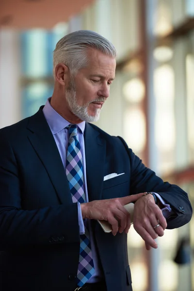 Homme Affaires Senior Parler Sur Téléphone Mobile Intérieur Lumineux Moderne — Photo