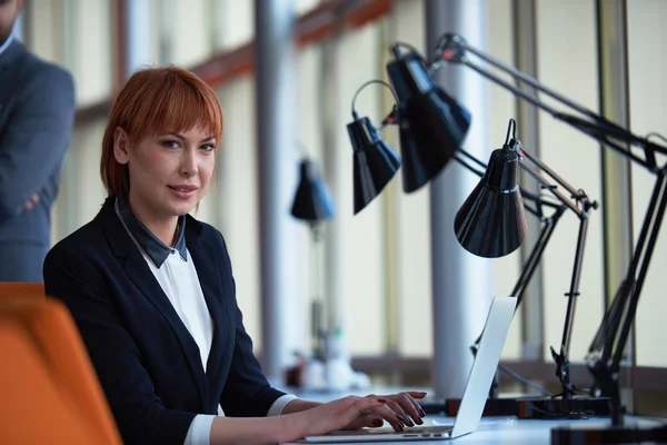 Geschäftsfrau arbeitet am Computer — Stockfoto