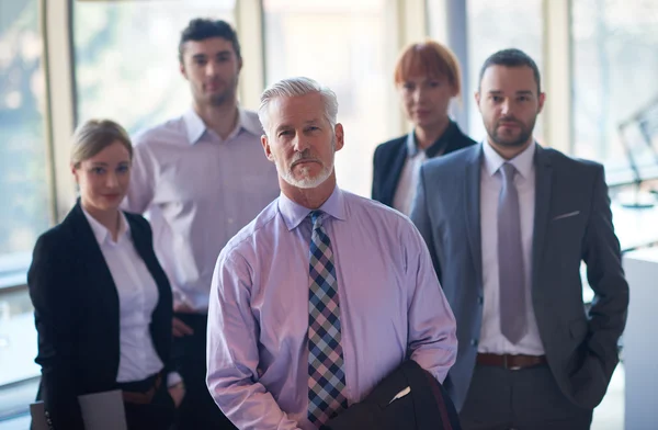 Senior affärsman med sitt team på kontoret — Stockfoto