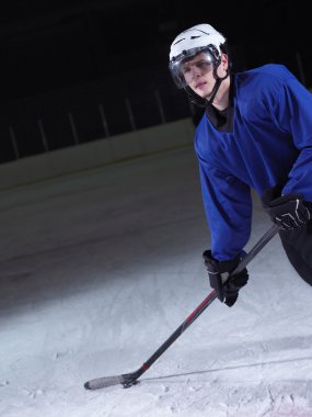 Buz hokeyi oyuncusu iş başında