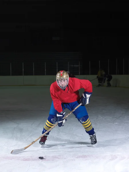 Ishockeyspelare i aktion — Stockfoto