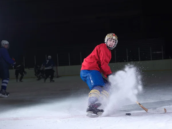 Jugador de hockey sobre hielo en acción — Foto de Stock