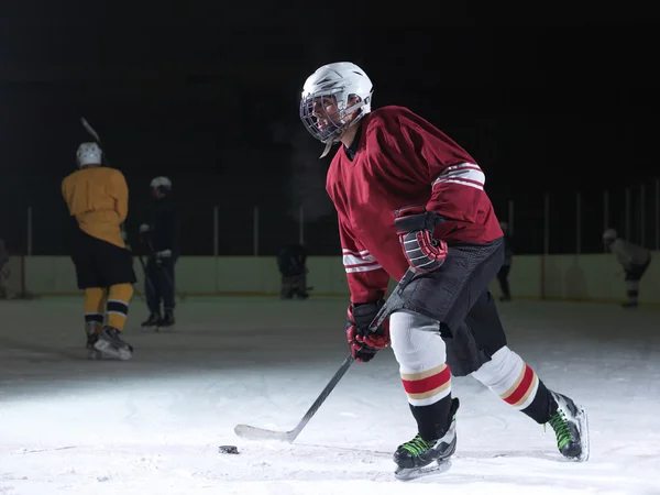 Joueur de hockey sur glace en action — Photo