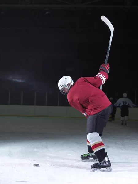 Jogador de hóquei no gelo em ação — Fotografia de Stock