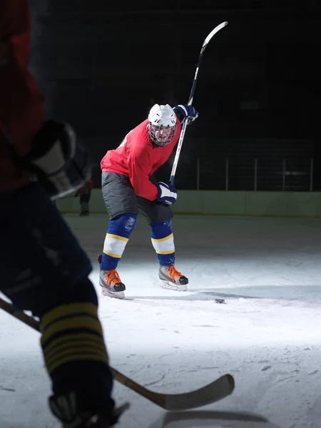 Joueur de hockey sur glace en action — Photo