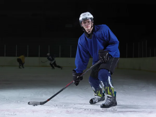 Jugador de hockey sobre hielo en acción — Foto de Stock