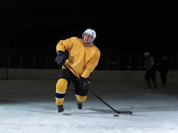 Joueur de hockey sur glace en action — Photo