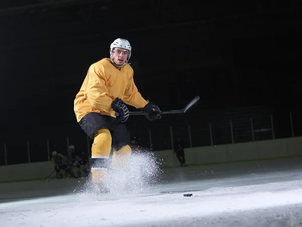 Giocatore di hockey su ghiaccio in azione — Foto Stock