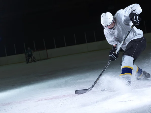 Joueur de hockey sur glace en action — Photo