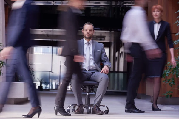 Affärsman sittande i kontorsstol — Stockfoto