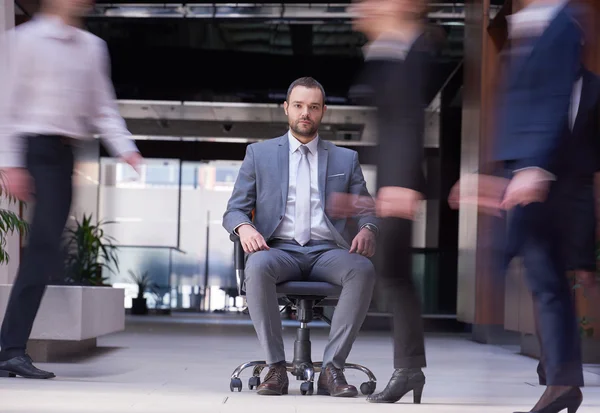 Affärsman sittande i kontorsstol — Stockfoto