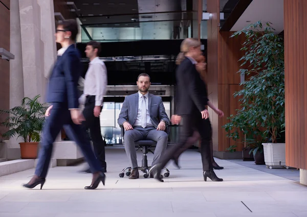 Empresario sentado en silla de oficina — Foto de Stock