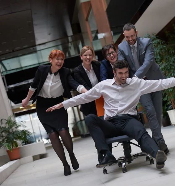 Gruppe von Geschäftsleuten, die Spaß haben — Stockfoto