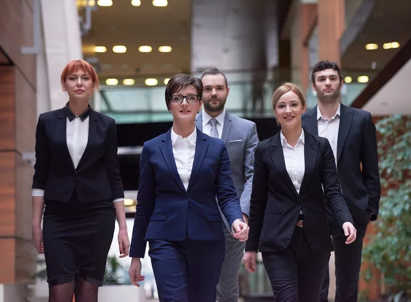 Группа деловых людей, идущих пешком — стоковое фото